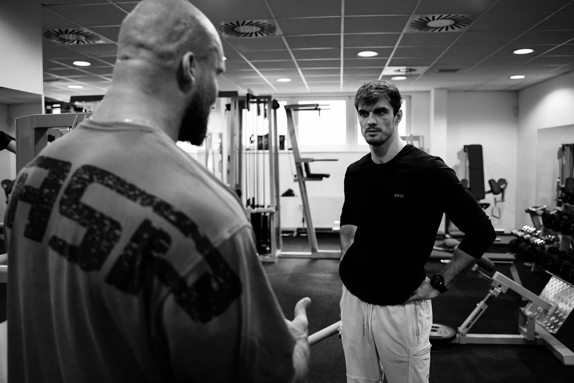 Michal Bazgier – fyzioterapeut a trenér při práci v posilovně